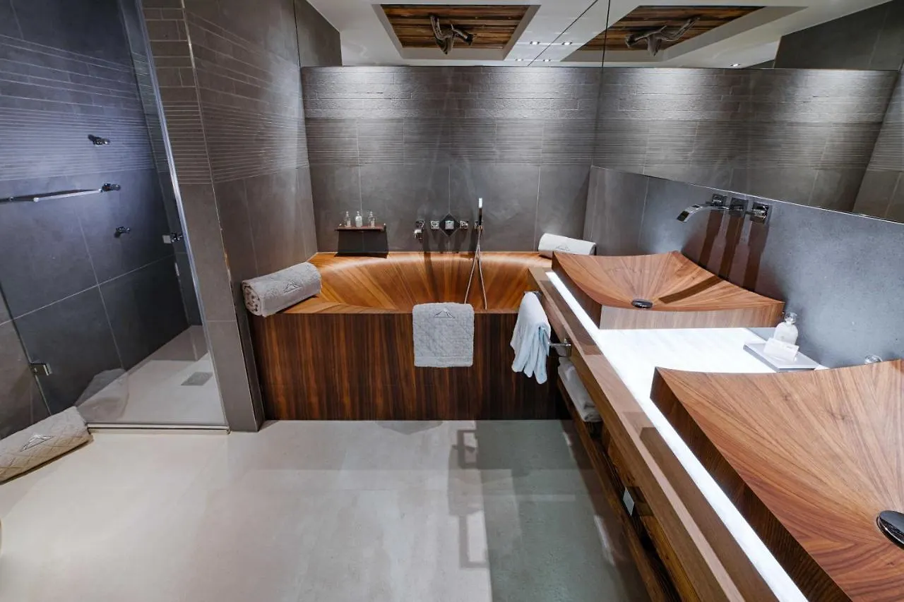 Luxurious Penthouse With Private Spa- Cap Crystal Lodge Tignes Chalet